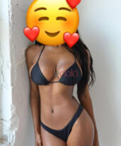 Belle petite aux formes rebondit